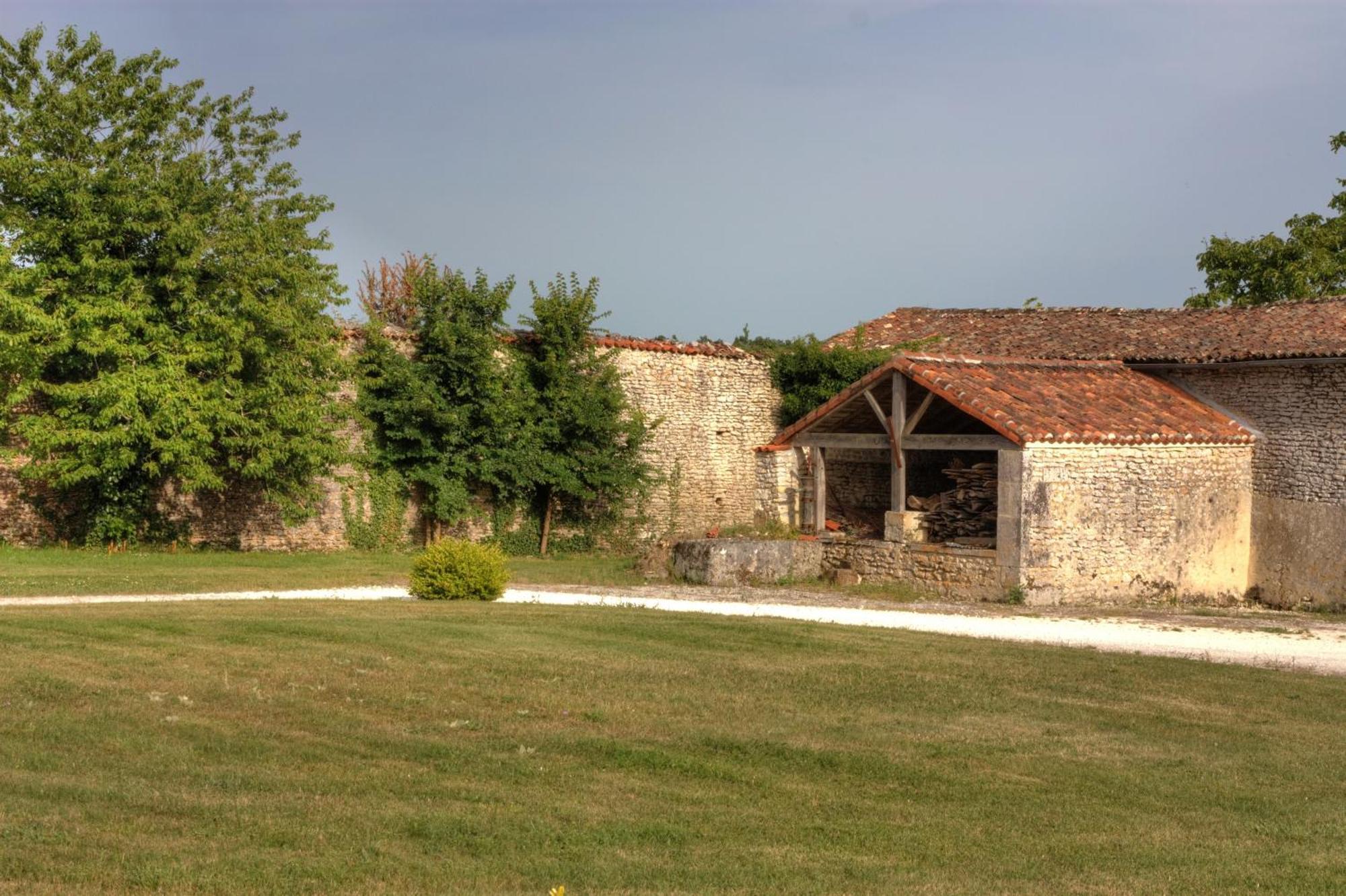 Chambres D'Hotes Logis De L'Astree Saint-Bris-des-Bois Стая снимка