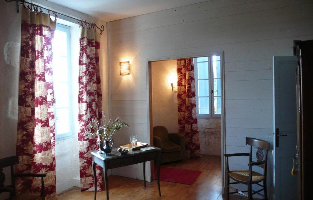 Chambres D'Hotes Logis De L'Astree Saint-Bris-des-Bois Стая снимка